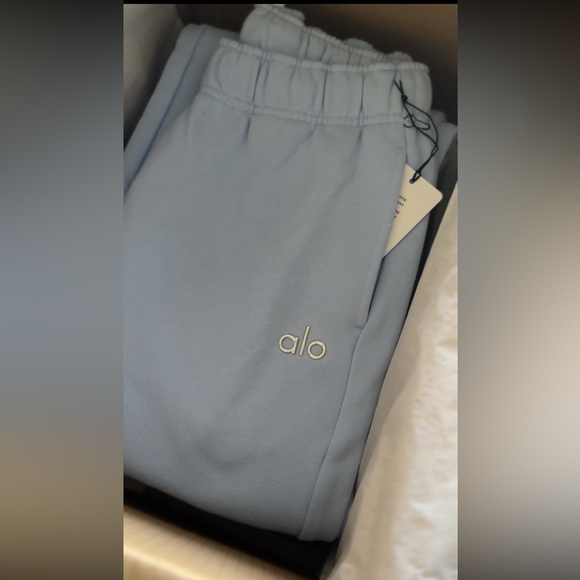 Alo Yoga Accolade Sweatpant Jogger in Seashell Blue - Picture 2 of 3